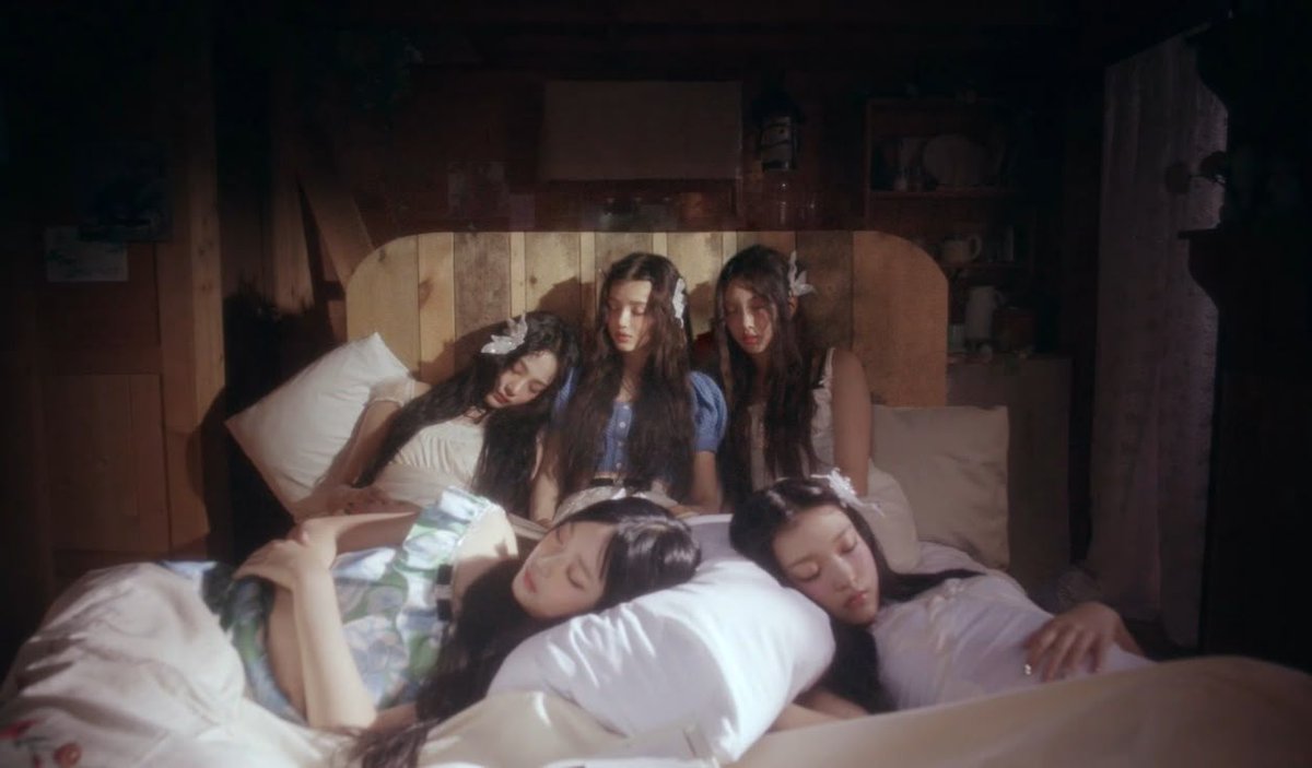 hyeudini's tweet photo. NJZ dreamcore appreciation post https://t.co/r0qPRvnjPh