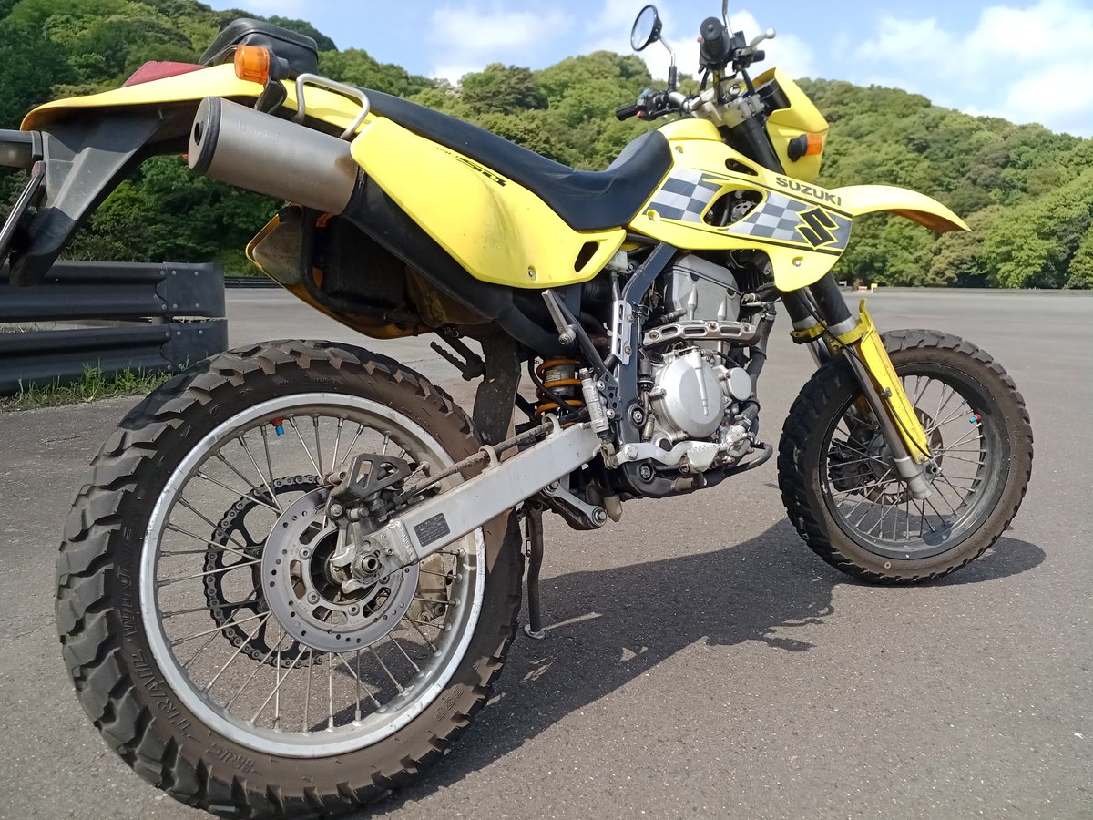 kiiro_rider's tweet photo. #モタード
#8の字
#IRC
#GP410
ようやく
(ハングオン&膝スリで)
ステップ擦れた!😆
(コーナリング中
息とまっちゃってるけど🥵)
雑誌などに出てくる
コーナリング中の
「ガマン」って
こういうことなのかもって
分かった気がして嬉しい!😁
オフキャンバーターンの感覚に
似てる?🙄 https://t.co/8juYGjUlIT