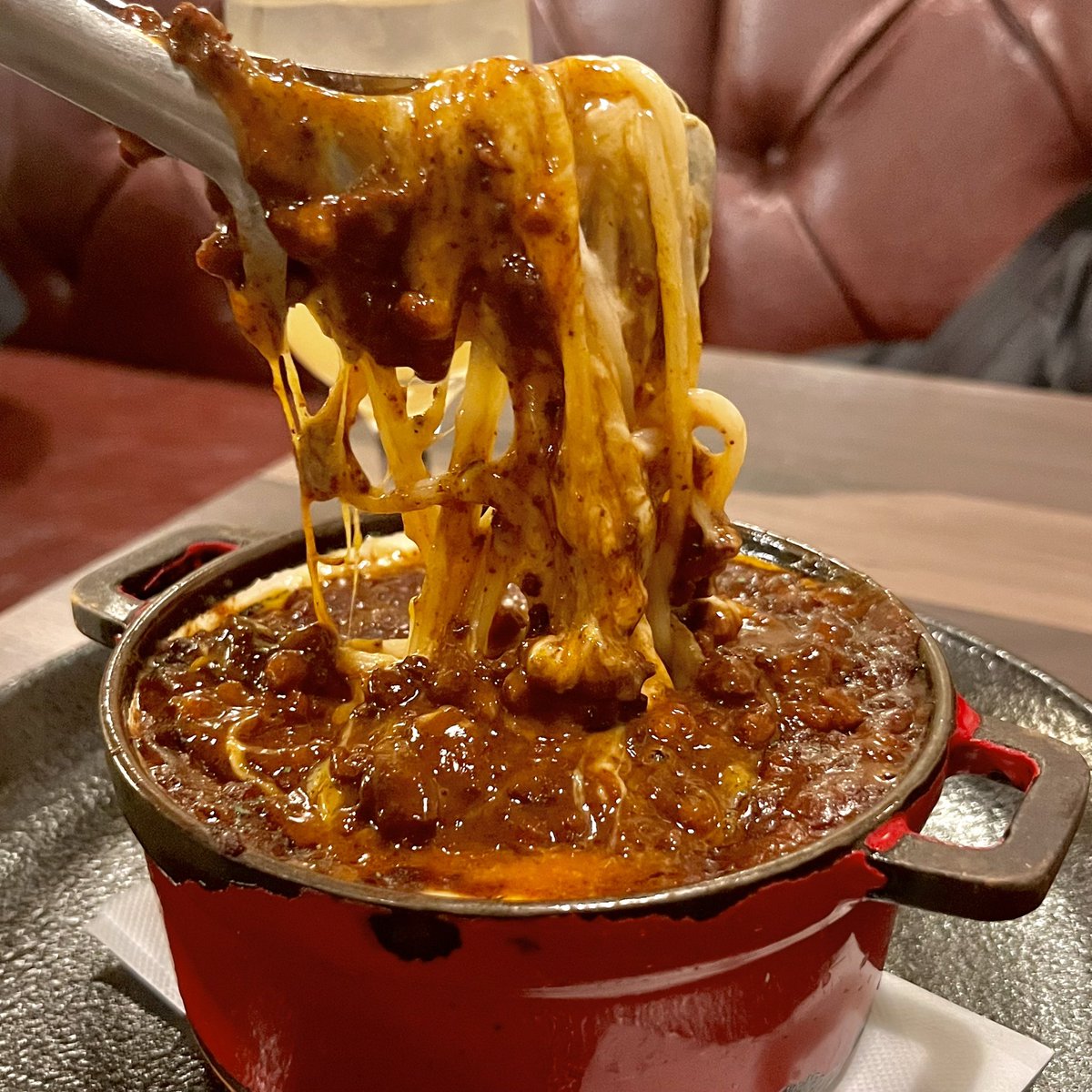 pampukinhat's tweet photo. 西新宿で見つけた、こだわりの料理とワインが楽しめるイタリアンバル🍽🇮🇹
地下に降りて重厚感のある扉を開けると現れるこちらのお店では、豊富なワインと共に見た目も映える創作力を感じるイタリアンが味わえます！

#パンプキンハット山口 #新宿グルメ #新宿ランチ #PR https://t.co/VIJK4FglhX