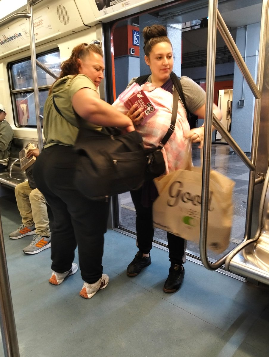 Anarossd's tweet photo. Esa tipa de verde, además de subirse a vender, agredió a una mujer de la 3ra edad en cuatro caminos. 
@MetroCDMX 
Bàjenlos, están entre cuatro caminos y Tacuba. Sólo anda dando vueltas. https://t.co/BgoJVeEfZm