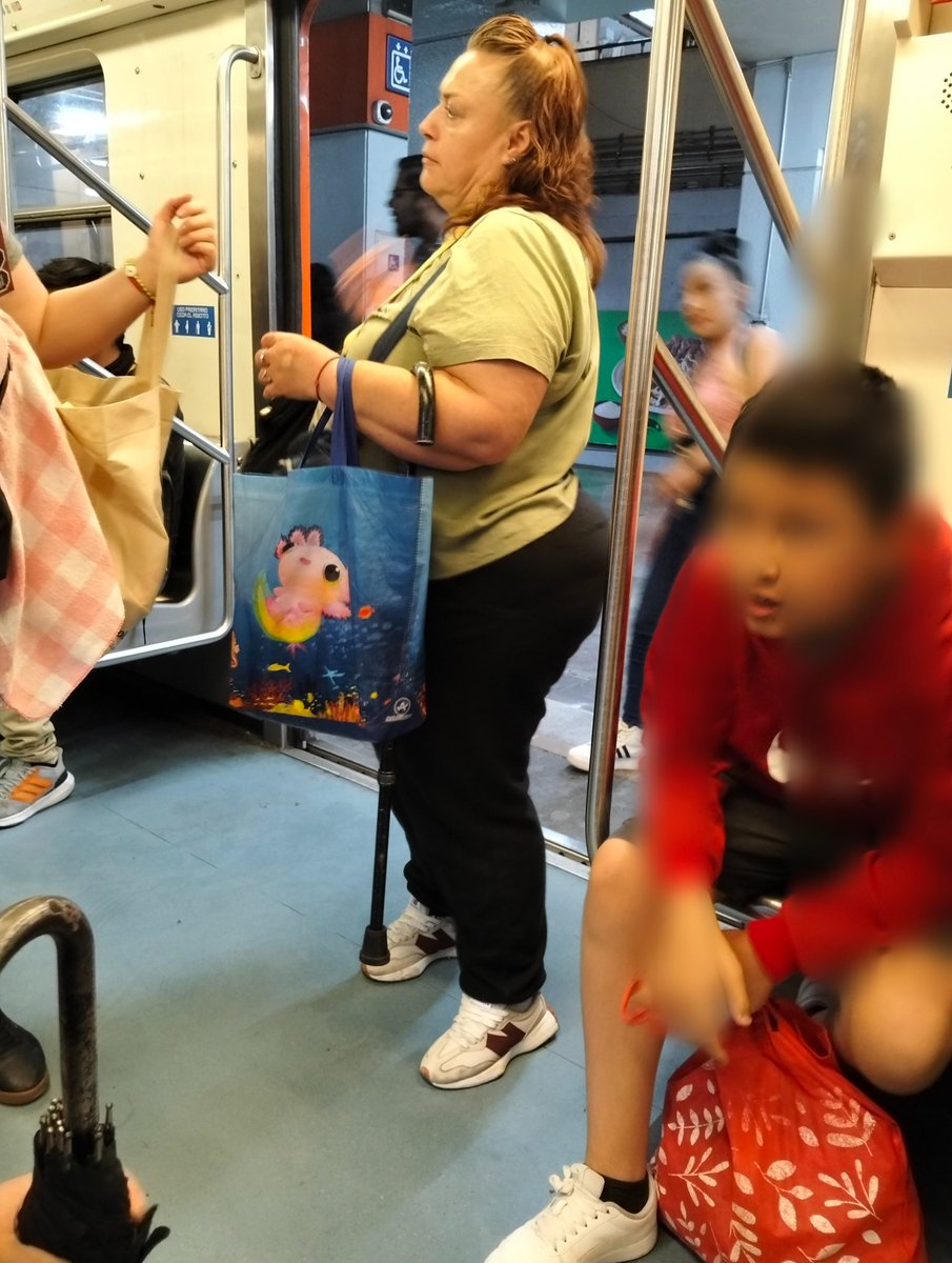 Anarossd's tweet photo. Esa tipa de verde, además de subirse a vender, agredió a una mujer de la 3ra edad en cuatro caminos. 
@MetroCDMX 
Bàjenlos, están entre cuatro caminos y Tacuba. Sólo anda dando vueltas. https://t.co/BgoJVeEfZm