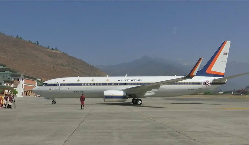 กำลังเป็น Viral ในโลกโซเชียลตอนนี้เลย กับคลิปภาพของในหลวง​ที่ทรงปฎิบัติ​หน้าที่​นักบิน​ที่ ๑ พระราชินีทรงปฎิบัติ​หน้าที่นักบินผู้ช่วย​ ทรงบังคับ​เครื่องบิน​พระที่นั่ง​เสด็จฯ ไปยังท่าอากาศยานนานาชาติเมืองพาโร  ราชอาณาจักรภูฏาน #เรารักสถาบันพระมหากษัตริย์