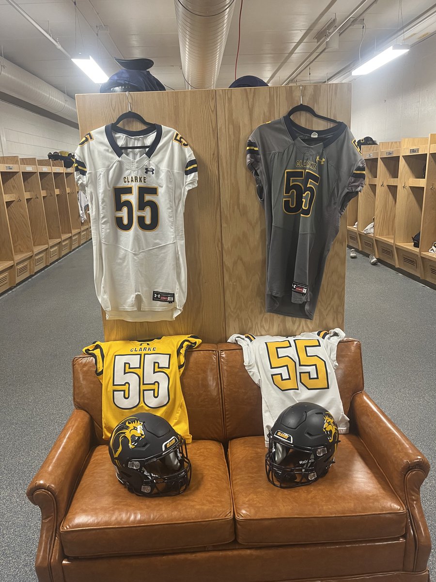 carelock_seth's tweet photo. Thanks to @ClarkeU and @CoachLennox_  for the ability to visit today 
@moco_football @Coach_KHess https://t.co/xb9wMg0xZ8