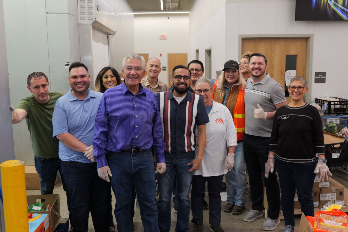 DonaAnaCountyDA's tweet photo. This morning, approximately 30 members of the Doña Ana County District Attorney's Office came together to volunteer at Casa de Peregrinos and El Caldito Soup Kitchen. With today's efforts, our staff contributed over 100 hours of combined community service! https://t.co/q0V2jz5ygT