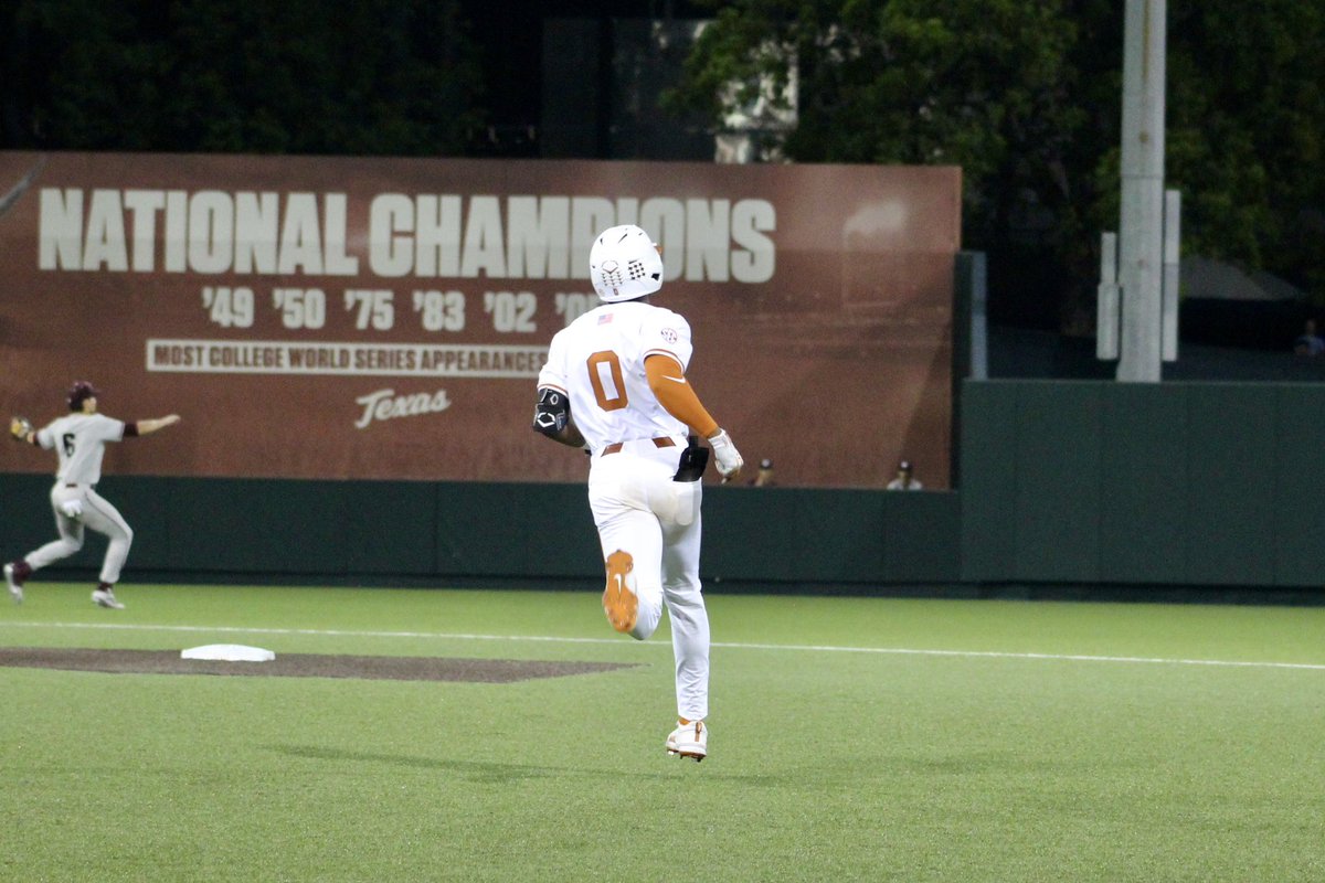 abbysaenztv's tweet photo. Big double hit for Texas’ Jayden Duplantier during the bottom of the 3rd. Tommy Farmer IV runs it home for the Longhorns taking the first lead of the game. 

Texas 1 : A&amp;M 0 | E3
#texaslonghorns #lonestarshowdown https://t.co/yGTsKxZhgA
