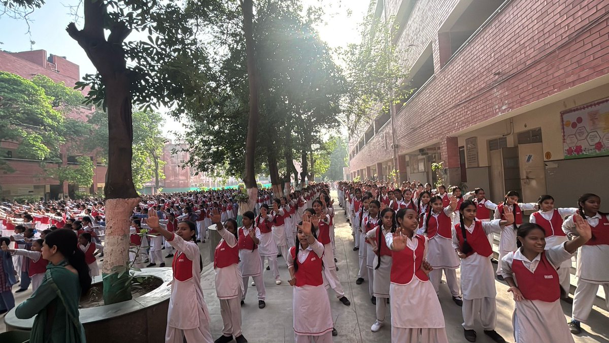 WEST DISTRICT POLICE ORGANIZES SELF-DEFENSE TRAINING FOR AROUND 1300 SCHOOL GIRLS UNDER "SASHAKTI" INITIATIVE

👉🏻 West District Delhi Police empowered around 1300 School Girls with Self-Defense Skills
👉🏻 One-Week Self-Defense Training Session concluded in 03 Schools