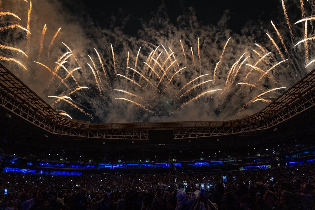 Estamos hipnotizados com essa dupla: <a href="/gilbertogil/">Gilberto Gil</a> + <a href="/Liniker/">Liniker</a> nesta noite incrível da turnê “O Tempo Rei”, em São Paulo. Você foi? 😍 (📷: @drispaca/Papelpop)