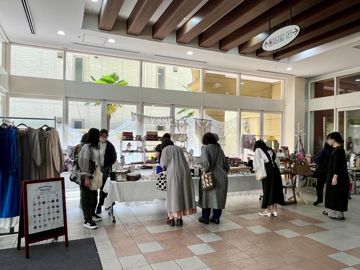 opera_park's tweet photo. 今日と明日の2日間、出合いの広場~オペラカフェのテラスの一部を使用して、ブルムマルシェ開催中です☆
テラスではワークショップをやってますよ✨
#BluemoonMarch
#ブルムマルシェ https://t.co/2V5NBipiLc