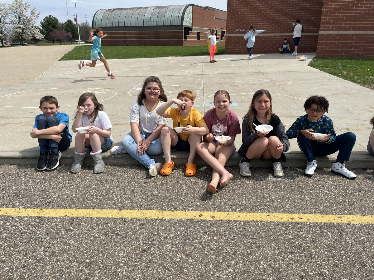 TeacherMrsA3rd's tweet image. A smile says it all! Just look at these faces enjoying ice cream sundaes on a beautiful day to celebrate mastering their multiplication facts. Way to go, Team Angel! #GLCSRyan #GoGullLake