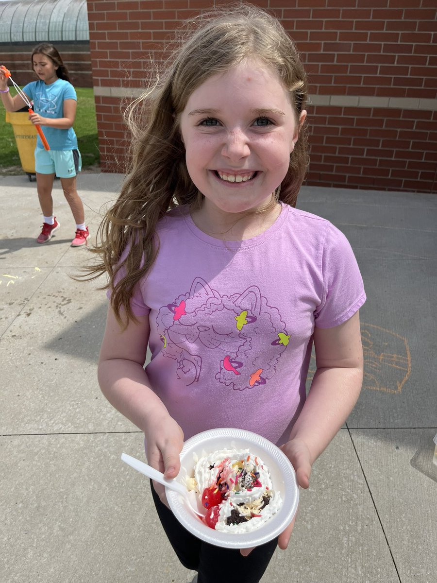 TeacherMrsA3rd's tweet image. A smile says it all! Just look at these faces enjoying ice cream sundaes on a beautiful day to celebrate mastering their multiplication facts. Way to go, Team Angel! #GLCSRyan #GoGullLake