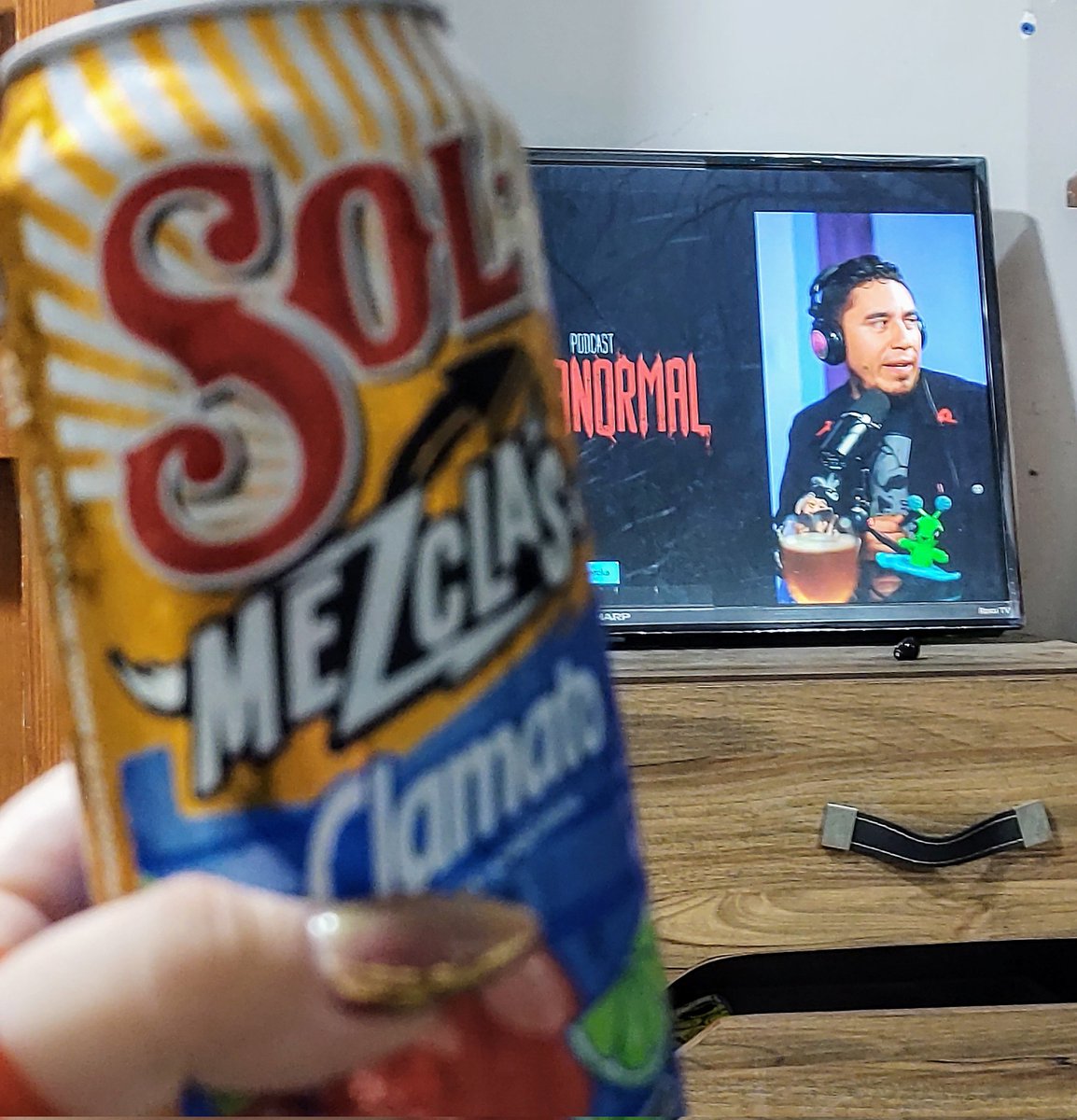 werita92's tweet photo. Viernes de #PodcastParanormal y aguas frescas 🍻 con @fepomx 👹🖤 https://t.co/MqnEgZlNkq