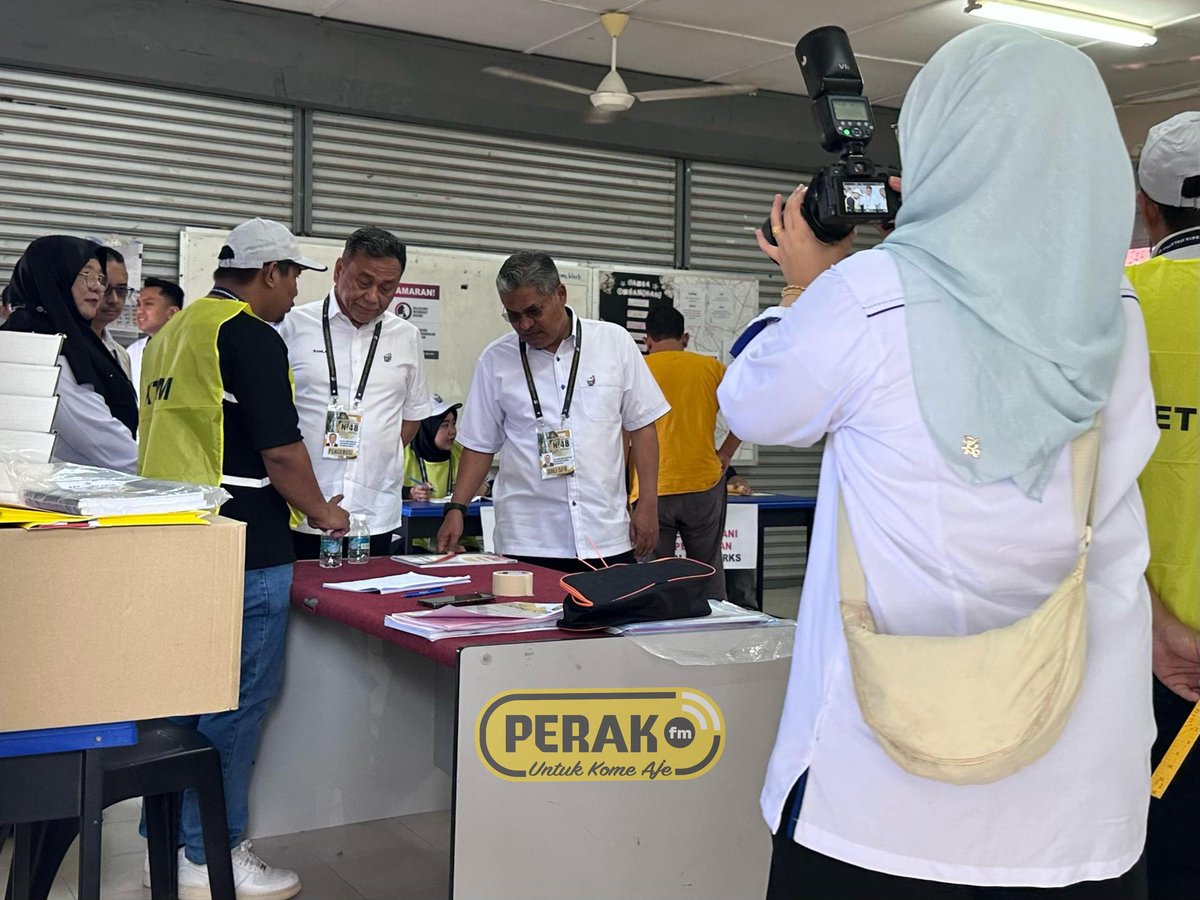beritartm's tweet photo. Hari mengundi PRK N.48 Ayer Kuning.

Pengerusi SPR, Dato' Sri Ramlan bin Dato' Harun hadir meninjau proses pengundian di PDM Sekolah Menengah Agama Daerah Batang Padang pada pukul 9.55 pagi tadi.
#prkn48
#RTM
#perakfm
#YangSahihdiRTM https://t.co/2EoNn6kSyZ
