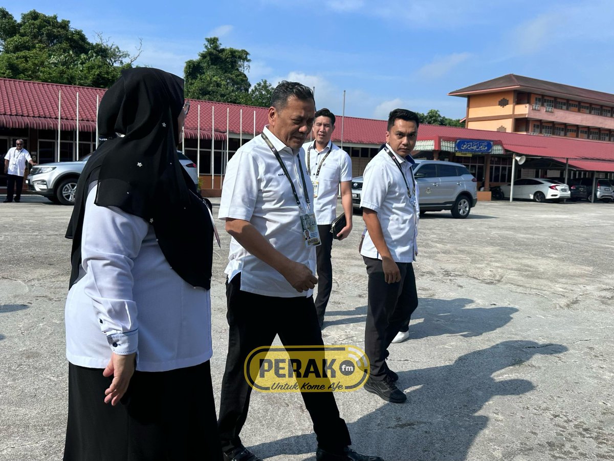 beritartm's tweet photo. Hari mengundi PRK N.48 Ayer Kuning.

Pengerusi SPR, Dato' Sri Ramlan bin Dato' Harun hadir meninjau proses pengundian di PDM Sekolah Menengah Agama Daerah Batang Padang pada pukul 9.55 pagi tadi.
#prkn48
#RTM
#perakfm
#YangSahihdiRTM https://t.co/2EoNn6kSyZ