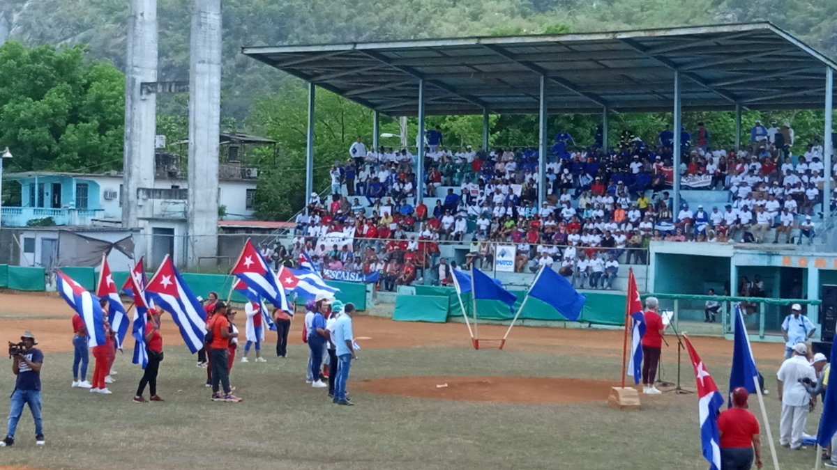 ComiteUJCIsla's tweet photo. Los trabajadores del @ComiteUJCIsla calentando el brazo ,listos para el desfile del Primero de Mayo. #PorCubaJuntosCreamos #UJCdeCuba #SiempreJoven @DayneSabado @MeyvisEstevezE https://t.co/wMh3LDIaKZ