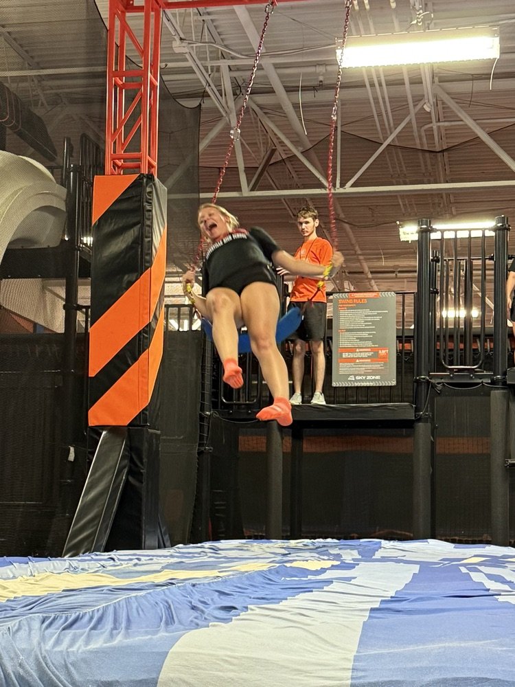 LestervilleR4's tweet image. Our seniors have wrapped up day one of their senior trip! Sky Zone, Top Golf, Olive Garden and hanging out at the hotel. Have fun seniors!