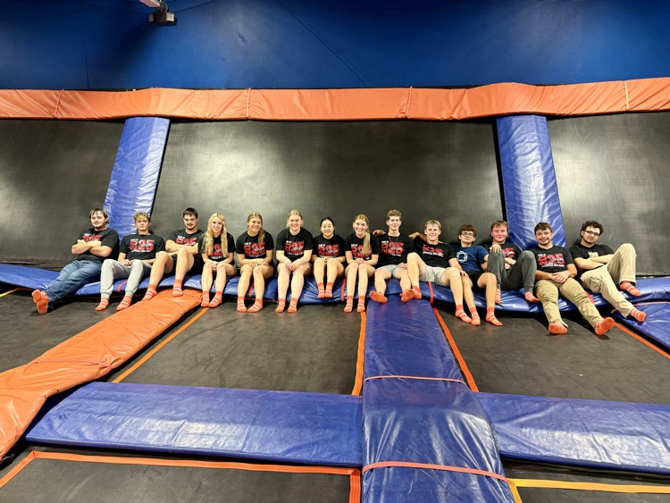 LestervilleR4's tweet image. Our seniors have wrapped up day one of their senior trip! Sky Zone, Top Golf, Olive Garden and hanging out at the hotel. Have fun seniors!