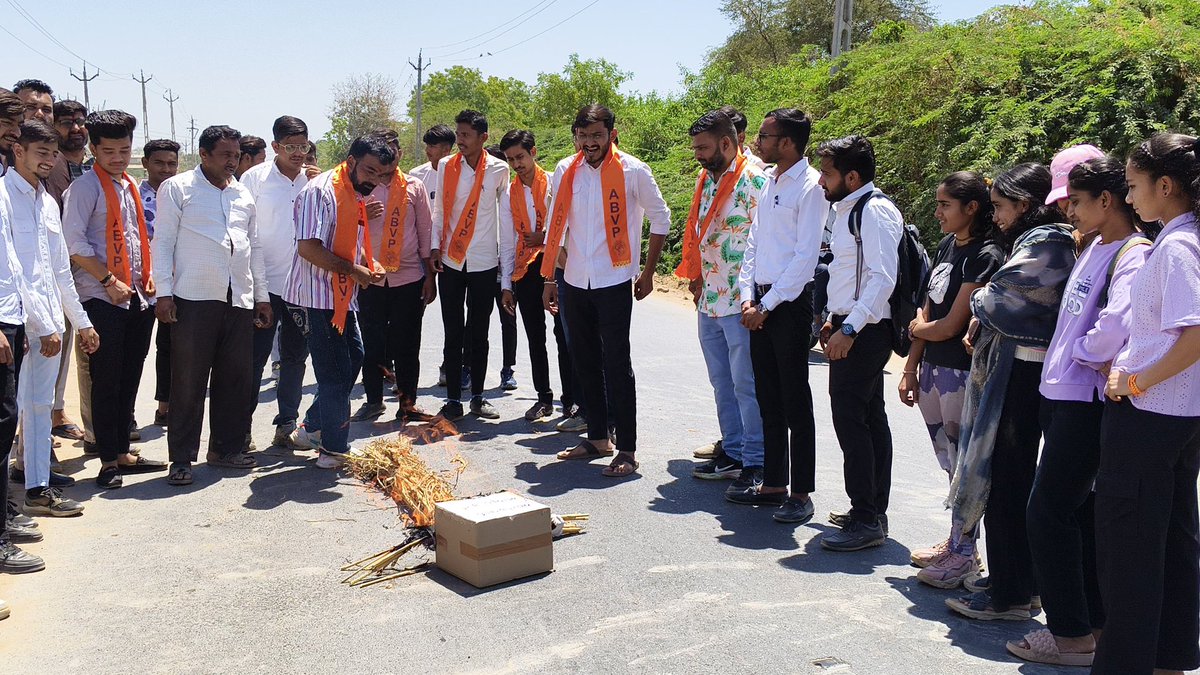 adv_jayesh_modi's tweet photo. અખિલ ભારતીય વિદ્યાર્થી પરીષદ, ડીસા શાખા દ્વારા જમ્મુ કશ્મીરના પહલગામમાં થયેલ આતંકી હુમલા માટે જવાબદાર પાકિસ્તાની ઇસ્લામિક આતંકવાદનું પૂતળું સળગાવી વિરોધ પ્રદર્શન  કરવામાં આવ્યું.

#ABVPGujarat https://t.co/FBcSiMJ5SU