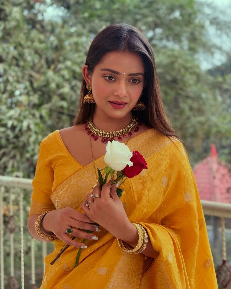 sayan_ahmed92's tweet photo. The story of a whole life is written under your eyes, a little bit of your love is hidden in your saree!🌺💙😻
#tanjintisha #bangladeshi #acters #bangladeshidrama #dramaacters https://t.co/moFkDEh5nc
