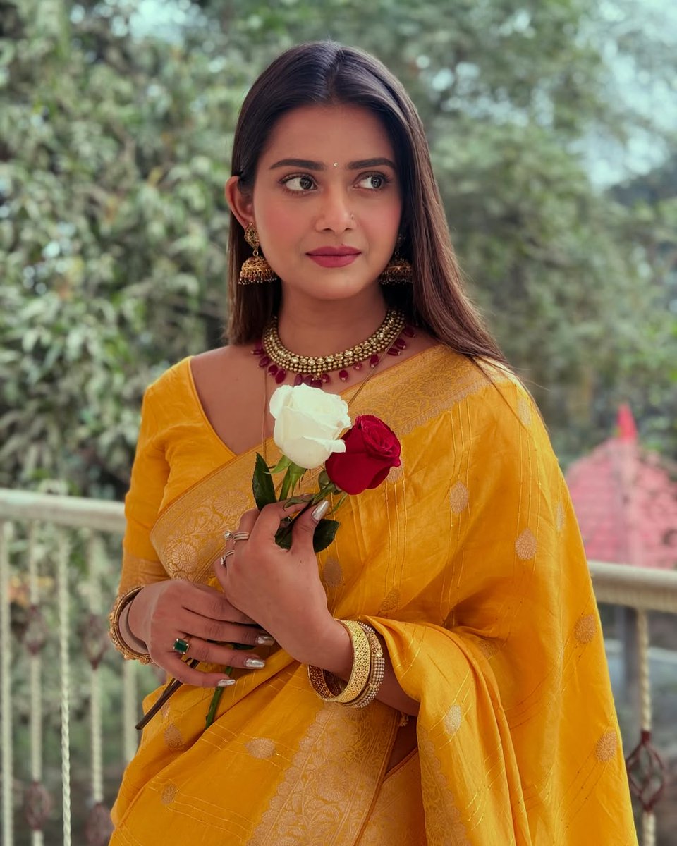 sayan_ahmed92's tweet photo. The story of a whole life is written under your eyes, a little bit of your love is hidden in your saree!🌺💙😻
#tanjintisha #bangladeshi #acters #bangladeshidrama #dramaacters https://t.co/moFkDEh5nc