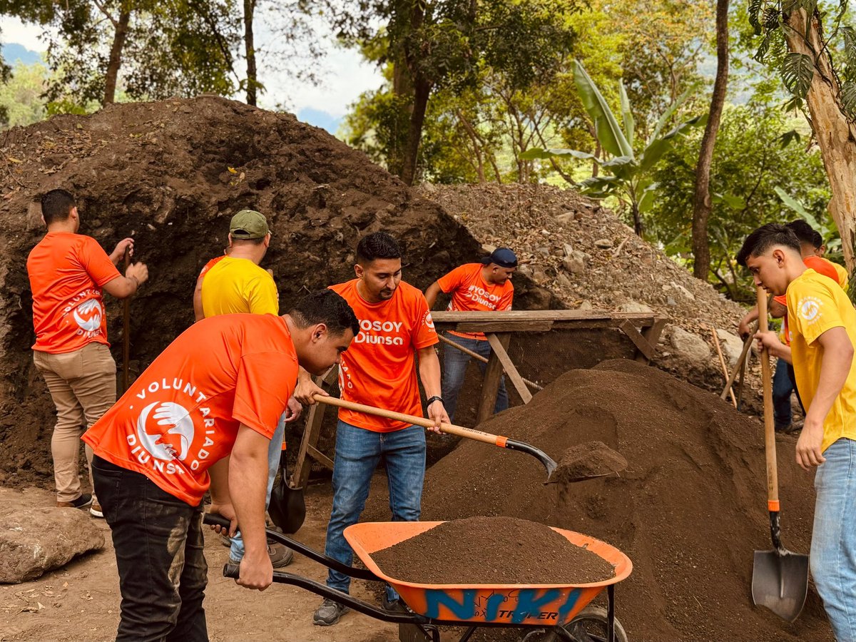 El Voluntariado Diunsa conmemoró el Día de la Tierra 🌎 de la mejor manera: haciendo actividades previas a la próxima campaña de reforestación. 
En los Viveros Municipales de San Pedro Sula, Comayagua y Tegucigalpa, nuestro equipo participó en la preparación de plantas. ¡Cada