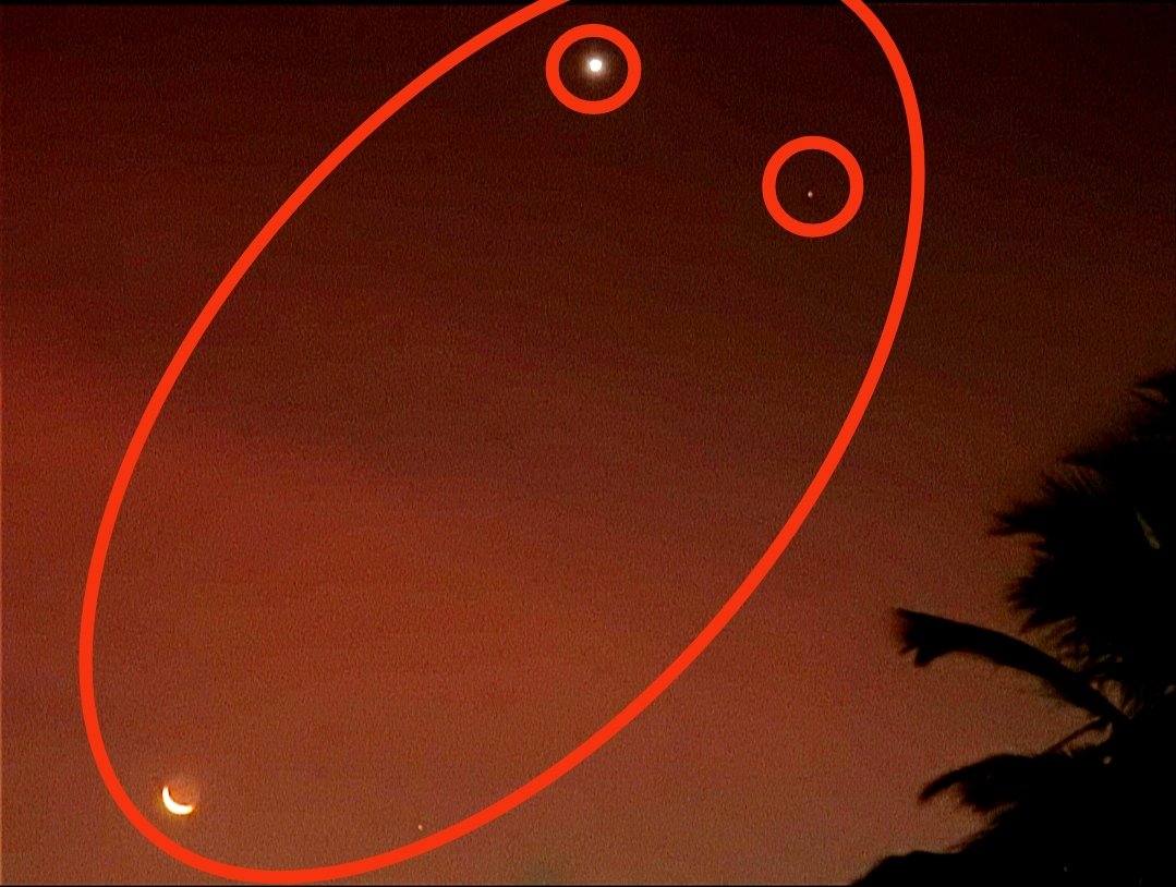 bharanivt's tweet photo. Awesome celestial smiley face 😊 formed by the conjunction of moon, venus and saturn seen from Chennai today morning. @ChennaiRains @MasRainman @HaiyanTip @kalyanasundarsv @ramanathan4548 @yamini_speaks @jayasartn #SmileyMoon #smiley #Chennai #Moon #VenusPhotography https://t.co/ix8prRt5ar