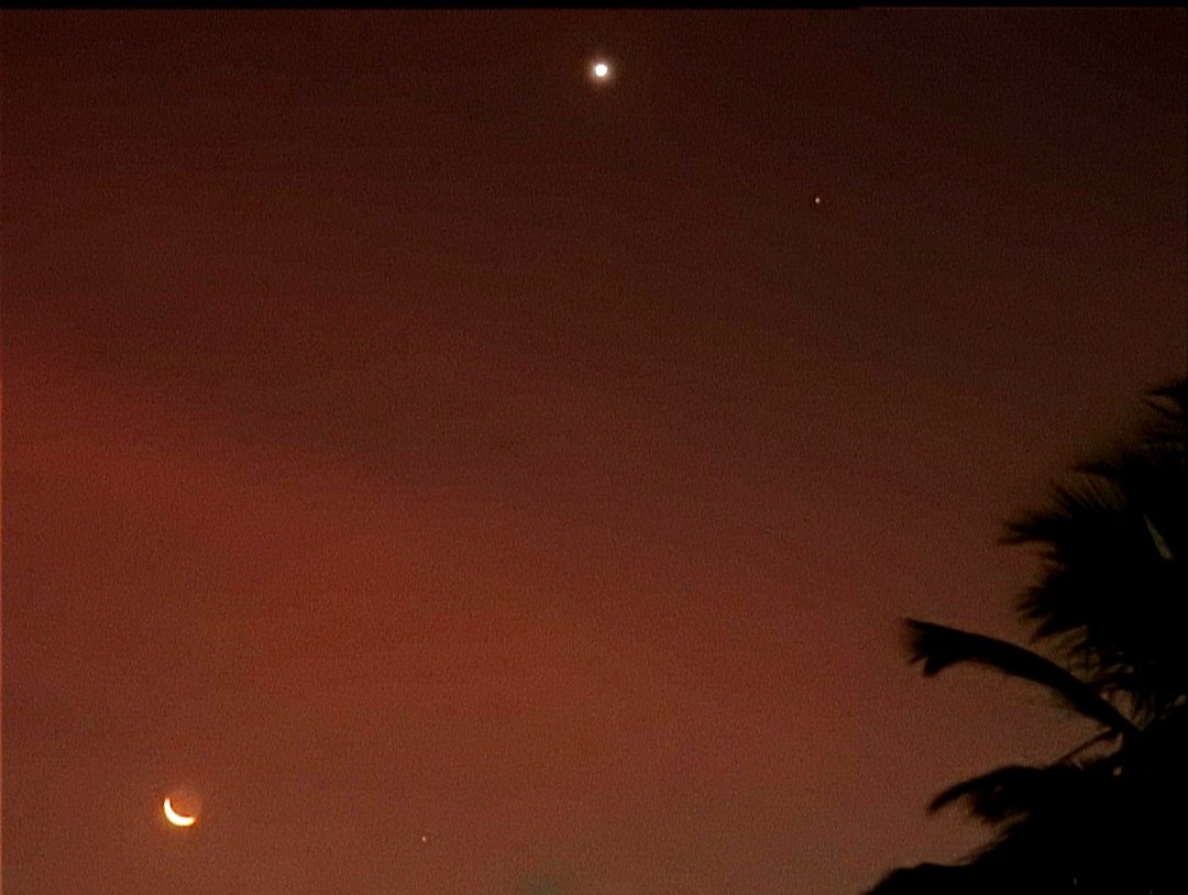 bharanivt's tweet photo. Awesome celestial smiley face 😊 formed by the conjunction of moon, venus and saturn seen from Chennai today morning. @ChennaiRains @MasRainman @HaiyanTip @kalyanasundarsv @ramanathan4548 @yamini_speaks @jayasartn #SmileyMoon #smiley #Chennai #Moon #VenusPhotography https://t.co/ix8prRt5ar