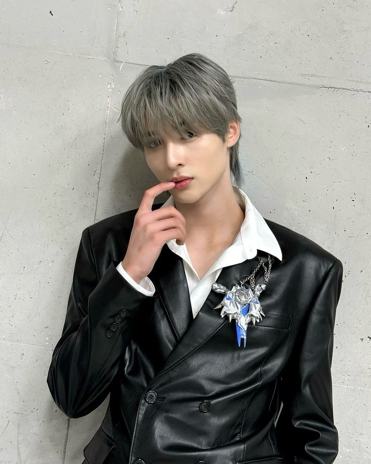 nmmbro's tweet image. ⠀ 
⠀ ⠀  ⠀    ⠀⠀       un   aplauso    ₍ ♥ ₎    para   esta   pareja   que   está   enamorada
                ⸺ ﹙ #Vaini𓍼Finn  ﹚ ꣑୧ 🕯
 #ForeverStartsHere 💍#LoveInTheWoods