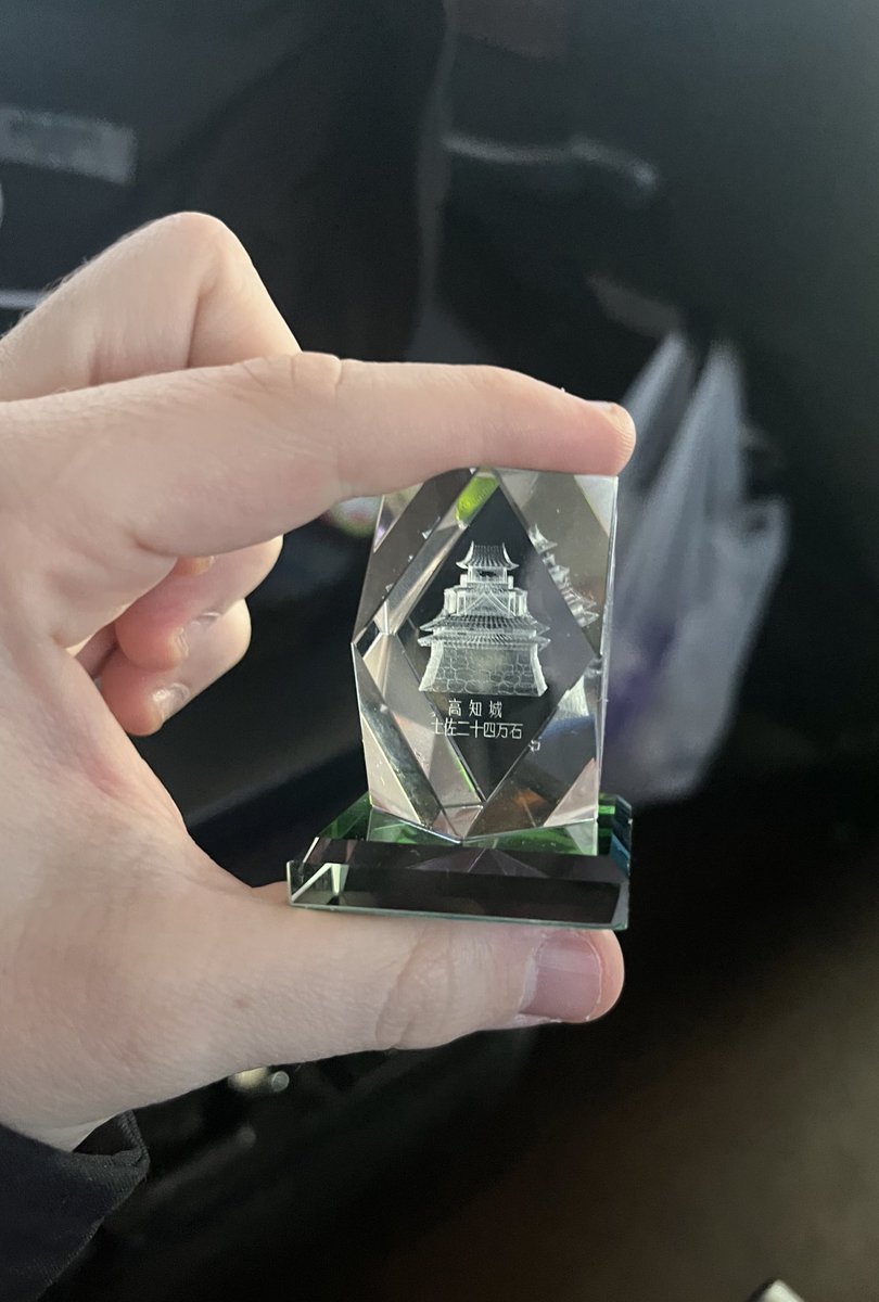 今は広島に向かっているところですが、高知城に立ち寄って、天守から素晴らしい景色を楽しんできました！🏯

とても美しくて歴史を感じる場所でした。そして今回も高知城のクリスタルお土産をゲットして、自分のコレクションに追加！

今まで訪れたお城のクリスタルがもう12個くらいになりました！