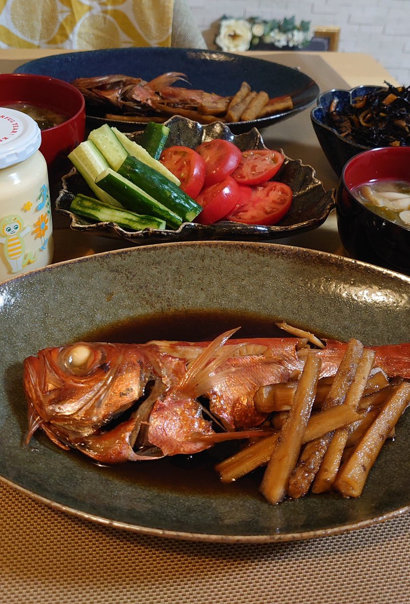 teriteritera's tweet photo. 昨日の夜ご飯〜
　✾キンメ煮付け🐟️💕
　✾生ワカメ味噌汁
　✾ヒジキ煮　✾🍅🥒
落ち着くメニュー😊
#おうちごはん https://t.co/txGrxk3Gvs