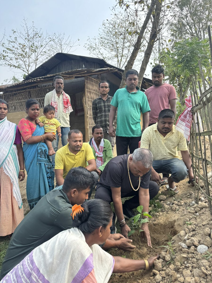 Mrinal_MLA's tweet photo. Started my day by planting a Leteku sapling in Leteku basti today.
#Letekubasti https://t.co/zm0g15Lqe0