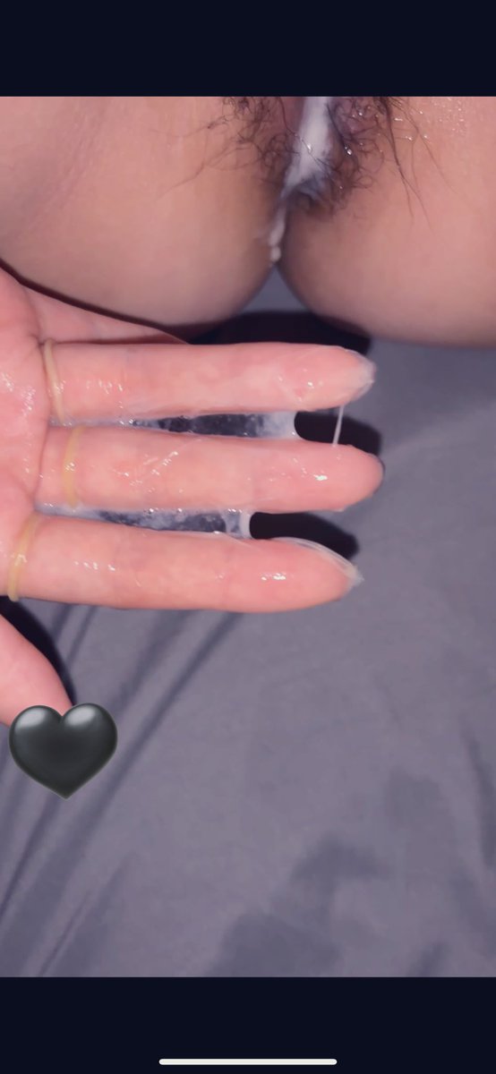 老婆才是小骚狗 一早上醒来摸我摸着摸着自己就湿了 在我耳边说宝宝摸摸我 抓着我手往逼那里放 摸着摸着隔着内裤又湿了 寸止都能流这么多白浆 我惊呆了 后面用穿戴操完白浆止不住从逼里流出来甚至要流到床上每次看到白浆我都很兴奋 越操确实越流越多 我的老婆是最骚的小奶牛 #les #wlw #女同性恋 #拉拉