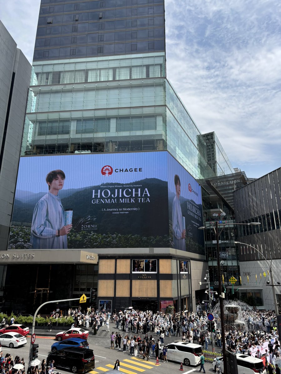 ldhyuckpng's tweet photo. cant believe the day im seeing his face all over bukit bintang finally came 😭😭😭😭 SO PROUD OF YOU LELE!!! 

#CHENLEinKL
#CHENLExCHAGEE https://t.co/nlUMbMsB0r