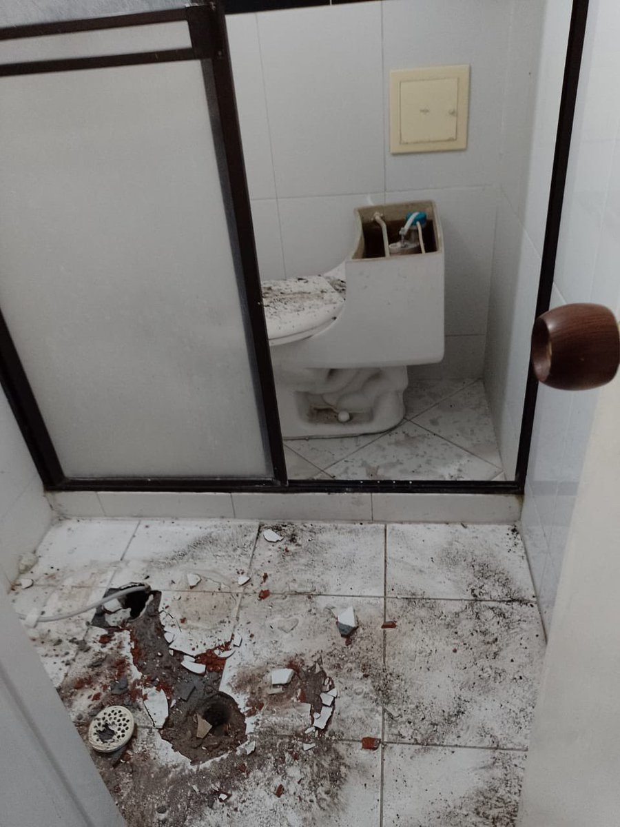 HELIODOPTERO's tweet photo. URGENTE, URGENTE, URGENTE 
El oscuro empresario DIEGO FERNANDO CHARRY PARRA, de Ibagué, agredió brutalmente esta noche a dos tías ancianas e inválidas, las sacó de la casa de ellas  con un grupo paramilitar alegando que no son las propietarias, les dio una paliza, destruyó los baños, tumbó varias paredes y anunció que si ellas regresan las va a asesinar. La casa está en la carrera octava #19-100, de Ibagué. @PoliciaColombia @FiscaliaCol @PGN_COL @DefensoriaCol