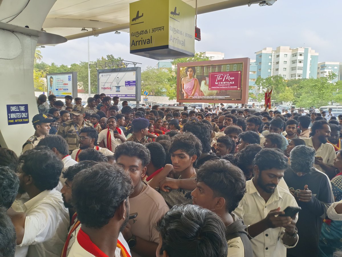 ActorVijayFC's tweet photo. Scenes from Coimbatore Airport 🔥🔥🔥

#CBEWelcomesThalapathy @TVKVijayHQ https://t.co/69LoTT73Qp