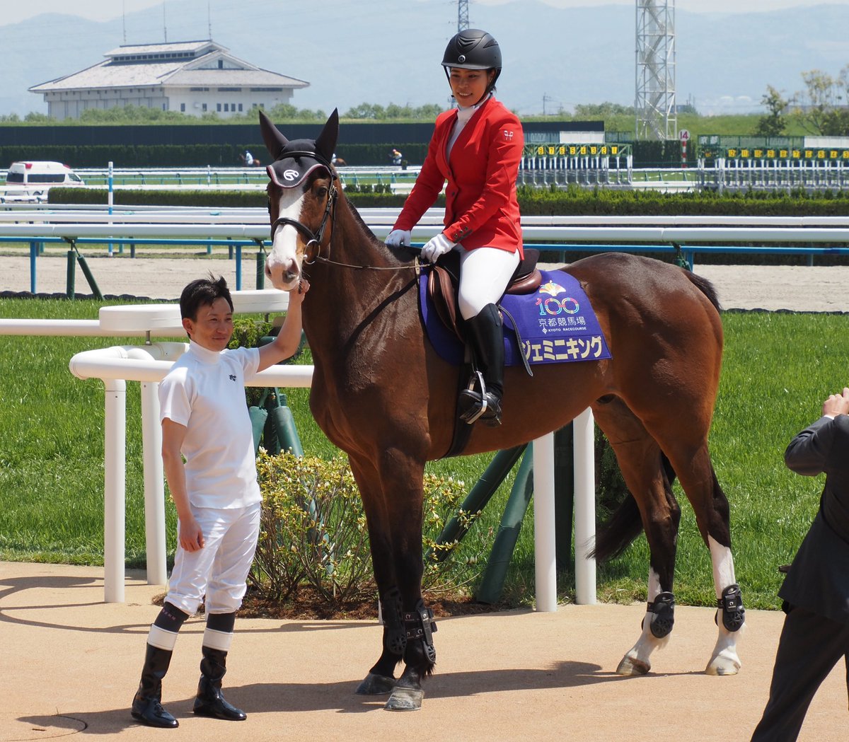 et_coquine0725's tweet photo. 2025.4.26 京都競馬第5レースの馬場入場時。引き上げて来た本日誘導デビューのジェミニキング。主戦騎手だった難波剛健騎手がジェミニンを労いながら記念撮影。カメラマンは川島信二助手ですね。 https://t.co/PXUnBRAK45