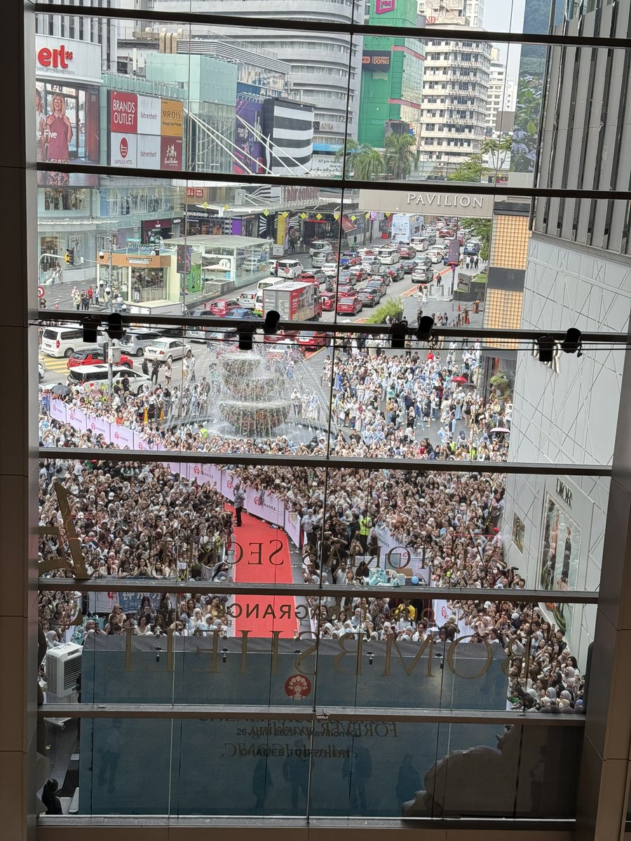 hhualaa's tweet photo. Chenle’s crowd

#CHAGEExCHENLE 
#CHENLEinMY https://t.co/4wF4Az5pbN