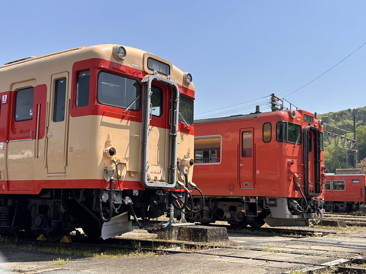 津山まなびの鉄道館、キハ58/28がまた外に出てきてるけど、一線分横にスライドしてて並びがより撮りやすくなっててよい