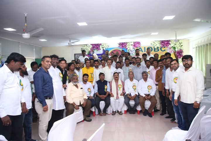 RevappaRevu's tweet photo. Yesterday, our All India OBC Railway Employees Association, SWR, celebrated the birth anniversary of the legendary social reformer Mahatma Jyotiba Phule at the Hubballi Zonal Office. The event was graced by Shri Mahesh Tenginakai, MLA of Hubballi Central. https://t.co/cCuXfC5v47