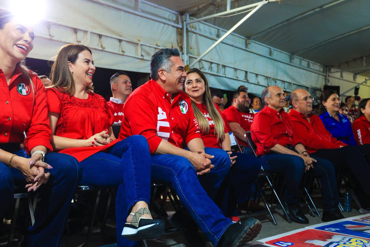PRI_Nacional's tweet photo. ¡Durango vibra con fuerza priista! 🇲🇽
Nuestro Presidente @alitomorenoc acompaña a @josejoseantonio, un candidato de resultados, en este gran encuentro con ciudadanas, ciudadanos y priistas de corazón.
Este 1 de junio vamos a ganar, porque tenemos propuestas, proyectos y la pasión de quienes siempre trabajan por su gente. ¡Vamos con todo! 💪🏼 #PRIresuelve