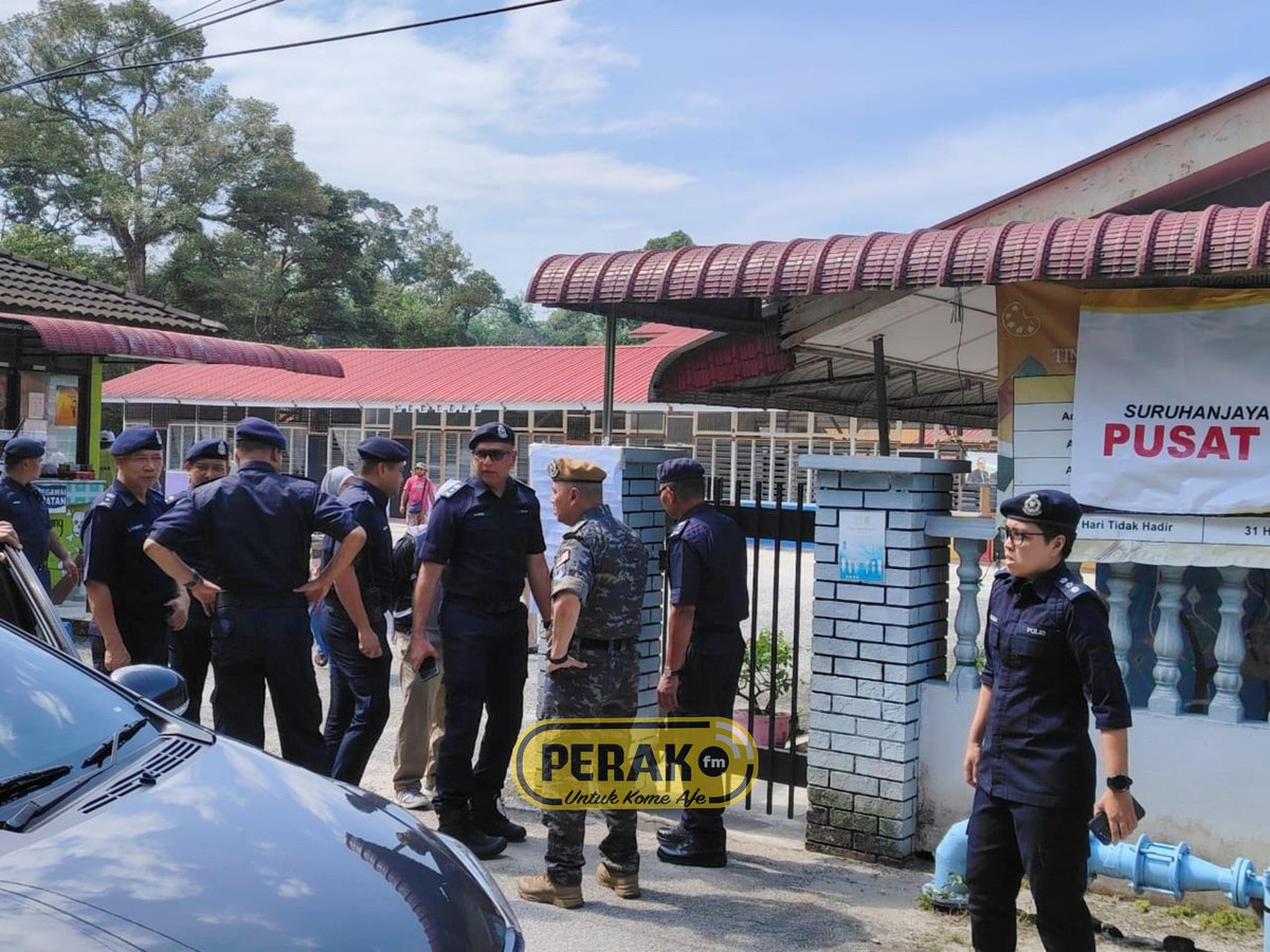 beritartm's tweet photo. Hari mengundi PRK N.48 Ayer Kuning.
Ketua Polis Perak, Datuk Noor Hisam Nordin dan pegawai kanan PDRM Perak turut hadir di PDM SK Sungai Lesong memantau tahap keselamatan di kawasan mengundi. @PerakFM 
#prkn48
#RTM
#perakfm
#YangSahihdiRTM https://t.co/CDCOgkgy7M