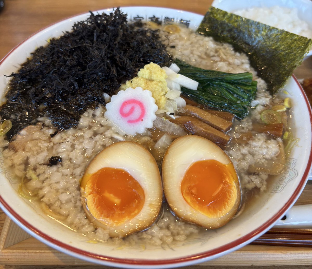 sanpougroup's tweet image. 私にもNintendo様から落選メールが来たので、気持ちを上げるべく三宝亭製麺でちょっと贅沢を🥢
特製背脂生姜醤油らーめんに磯のりトッピング&油淋鶏セット🍜🍗
生姜醤油の香りと旨みに背脂の甘みが身に染みます😋
スープを吸った磯のりと麺を一緒にすすのがたまらないんですよね🤤…