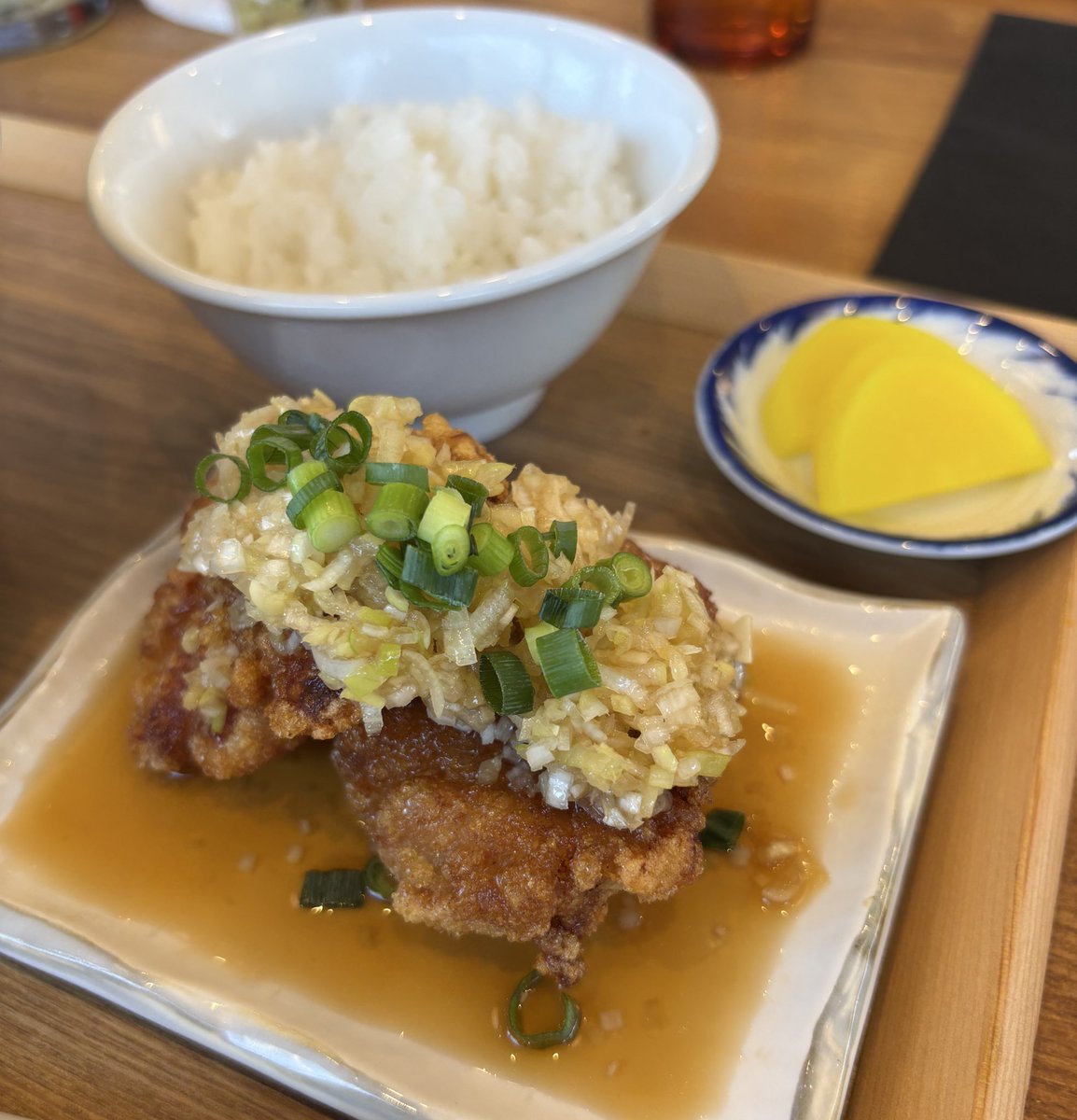 sanpougroup's tweet image. 私にもNintendo様から落選メールが来たので、気持ちを上げるべく三宝亭製麺でちょっと贅沢を🥢
特製背脂生姜醤油らーめんに磯のりトッピング&油淋鶏セット🍜🍗
生姜醤油の香りと旨みに背脂の甘みが身に染みます😋
スープを吸った磯のりと麺を一緒にすすのがたまらないんですよね🤤…