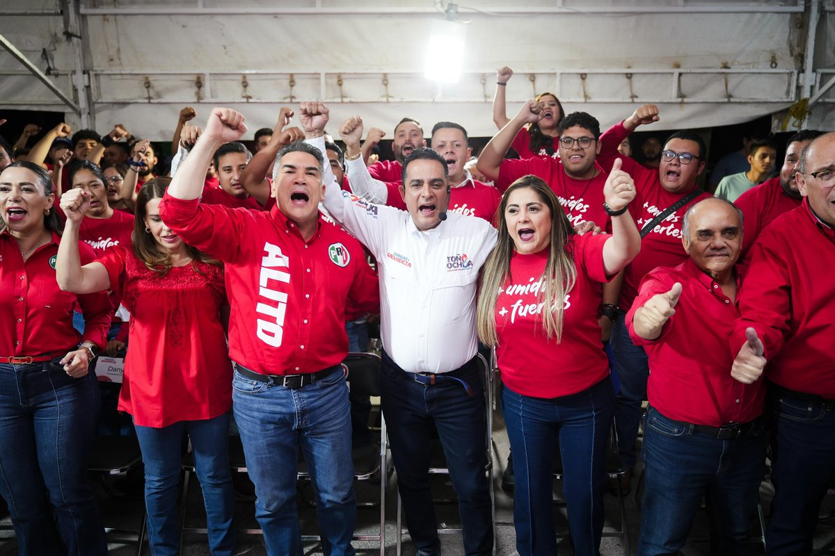 josejoseantonio's tweet photo. ¡Le dimos con Toño 💪🏼 junto a la gran familia priista! 🔴🔵

Gracias presidente @alitomorenoc, senadores, diputados federales y a todo el gran equipo que nos acompañó en esta nueva dinámica de propuesta y convivencia, pero sobre todo de construir con las y los duranguenses. 

En #UnidadYGrandeza, ¡llevamos a Durango más lejos! 🔴🔵