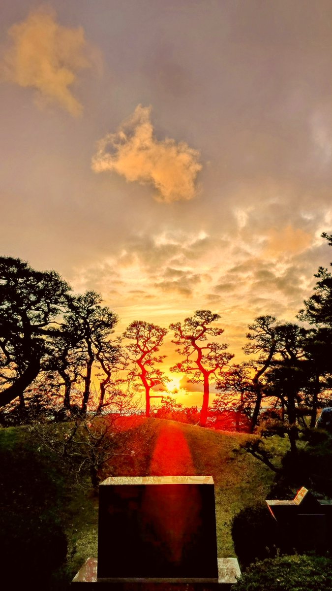 mvkqV4BWpFRLset's tweet image. 🌄夕日と松のパワーを石碑で受けて休憩中〜神奈川へ🚙🍃