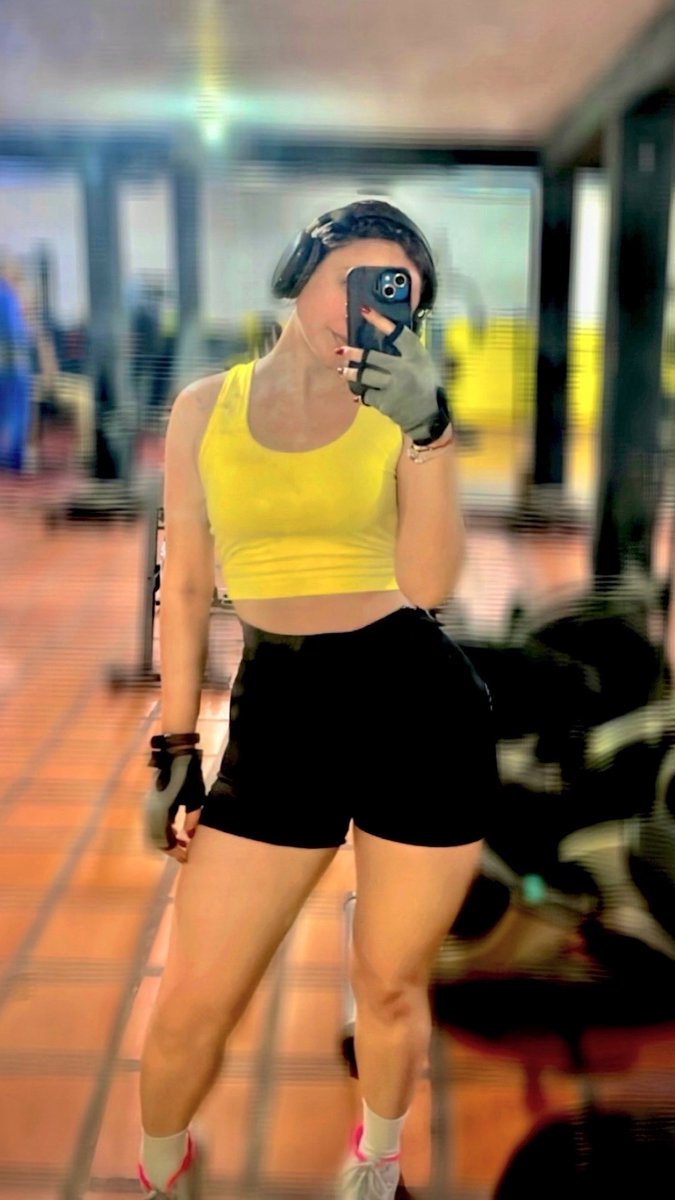 gabsheavy's tweet photo. hoy m dijeron q el amarillo me lucía https://t.co/bZpAwssI0Y