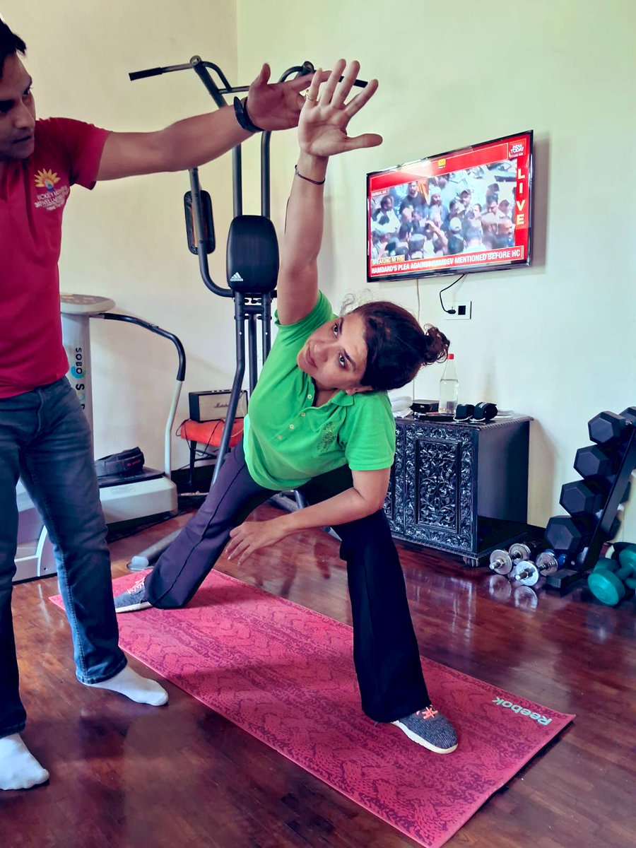 ShainaNC's tweet image. My #saturdaymorning #yogapose for #SaturdayMotivation , join  us for @timesofindia , Yoga by the Bay tomorrow morning on marine drive , a mission dedicated to the well being of Mumbaikars. @narendramodi @Dev_Fadnavis @mieknathshinde @DrSEShinde #yogapassion #yogaeveryday