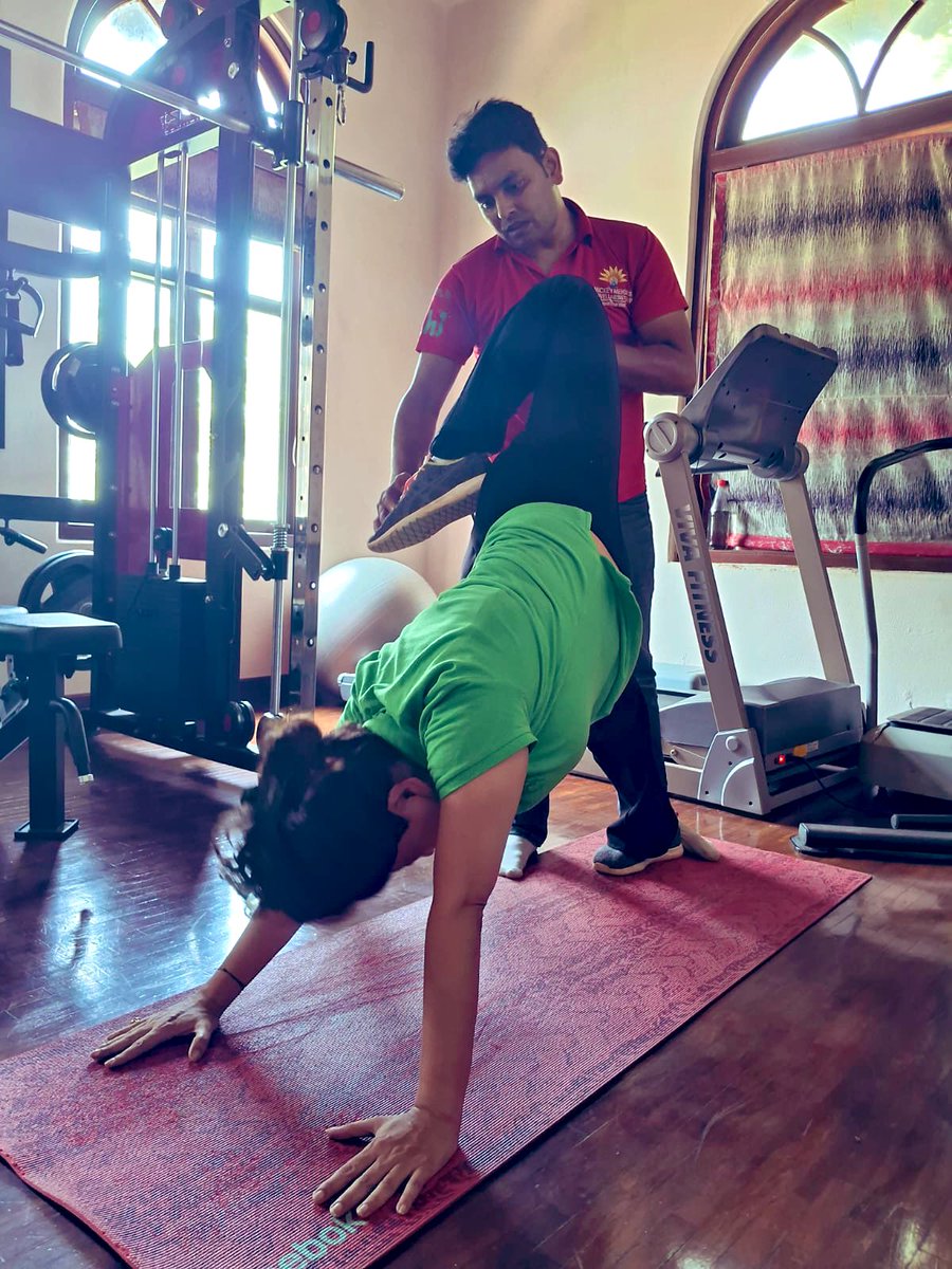 ShainaNC's tweet image. My #saturdaymorning #yogapose for #SaturdayMotivation , join  us for @timesofindia , Yoga by the Bay tomorrow morning on marine drive , a mission dedicated to the well being of Mumbaikars. @narendramodi @Dev_Fadnavis @mieknathshinde @DrSEShinde #yogapassion #yogaeveryday