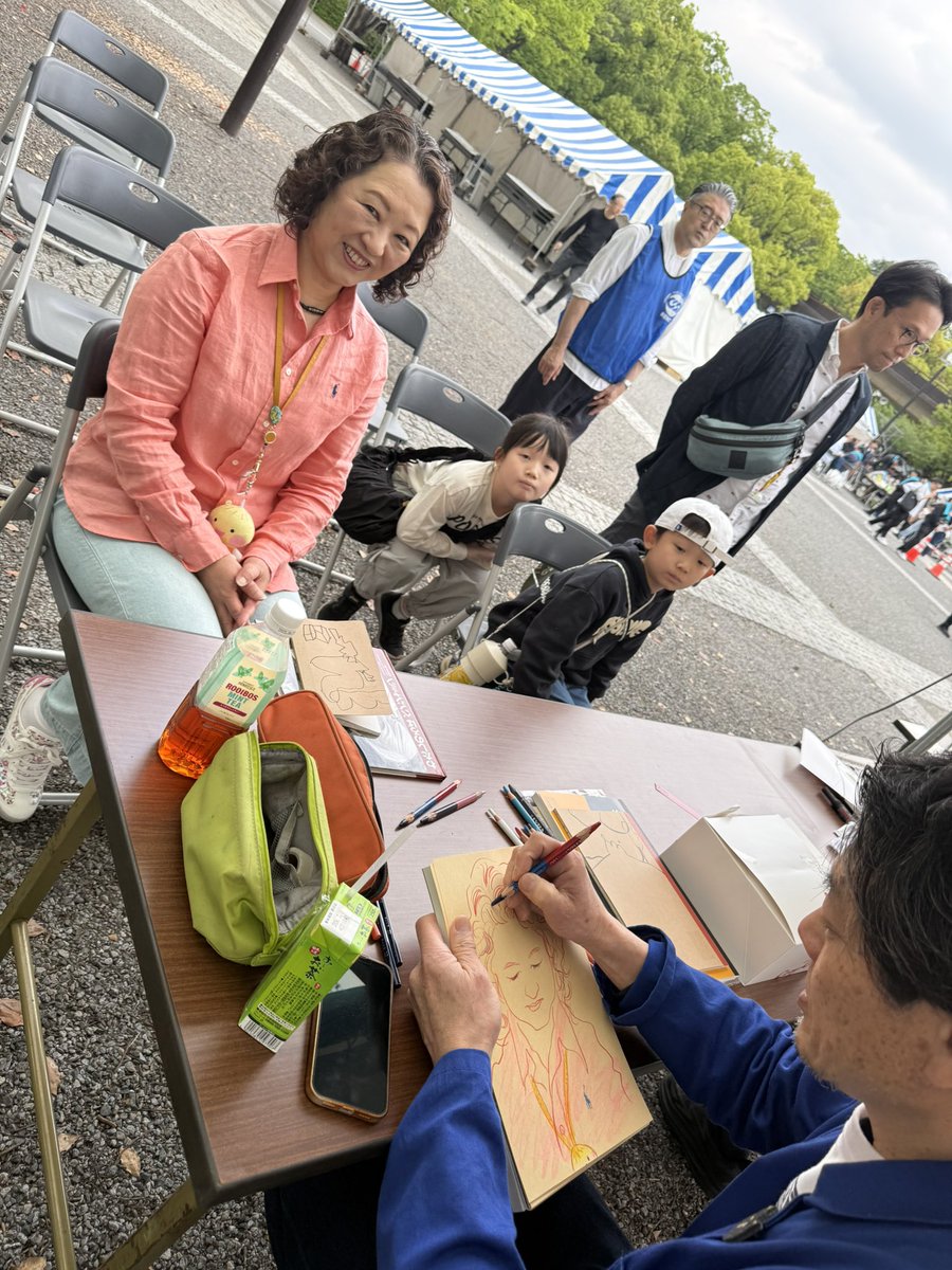 小池アミイゴさんとサイトウマサミツさんによるチャリティーイベントやってるよ！

芳野会長がサイトウマサミツさんにイラストを描いてもらっているオニオン！！🧅

#中央メーデー #メーデー #小池アミイゴ #サイトウマサミツ