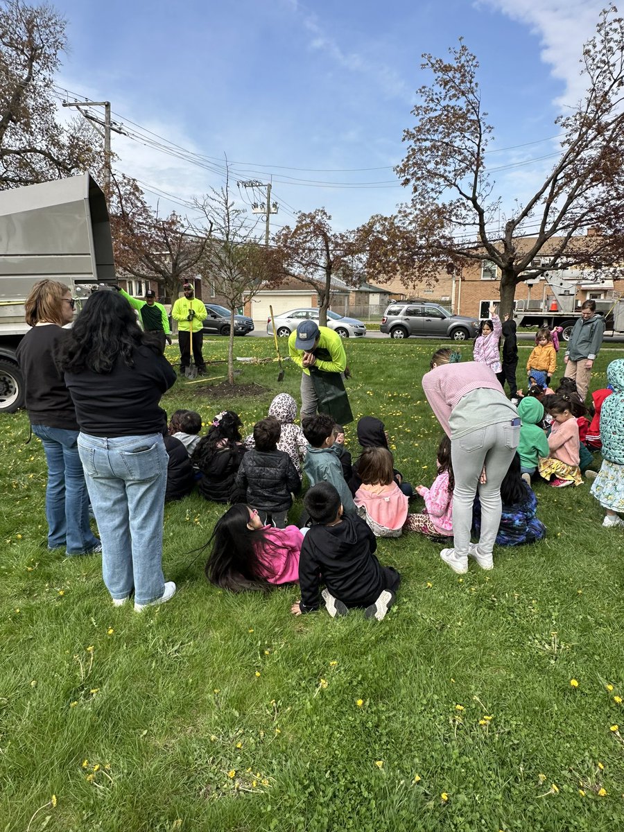 Hiawatha kindergarten students had lots of questions for <a href="/CityofBerwyn/">City of Berwyn</a> arborists at an Arbor Day tree planting ceremony today. They just finished a unit on seeds and planting and definitely had lots to share! <a href="/BerwynSouth100/">Berwyn South District 100</a> #community