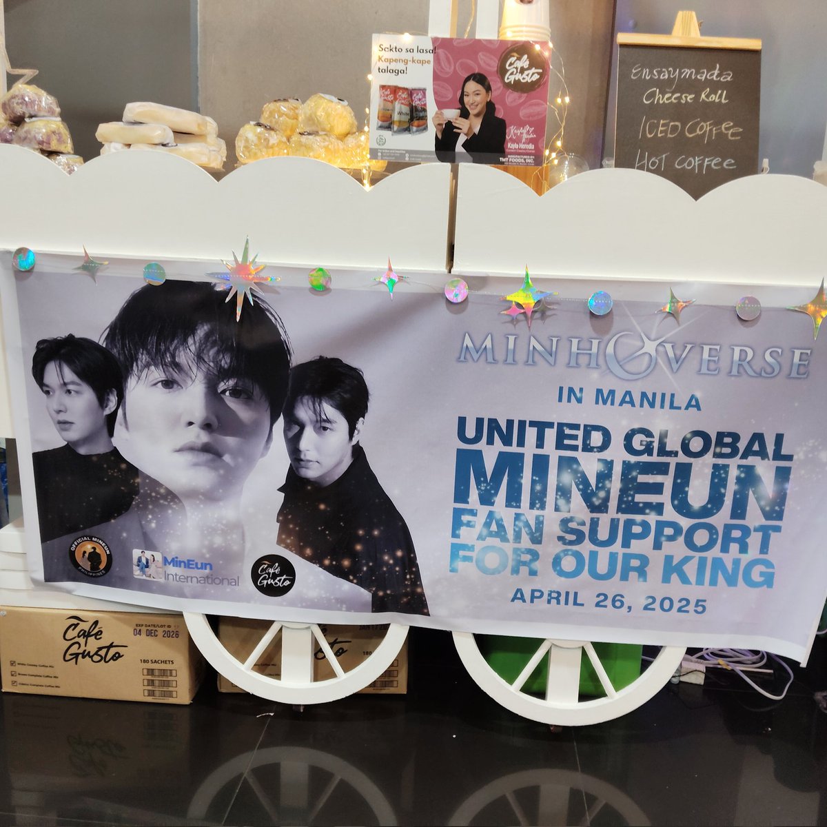 off_mineunph's tweet photo. ATM at #MINHOVERSE_IN_MANILA  Coffee and snacks catering for our King #LeeMinHo.

Finally! A dream support project for our Pyeha has come to  fruition 😍

#OfficialMineunPhilippines Collaboration with #MinEun International🫶🫶🫶 https://t.co/2hxJV8ZH8M